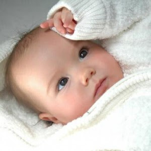 Fotografía de un bebe humano de dos o tres meses de haber nacido.